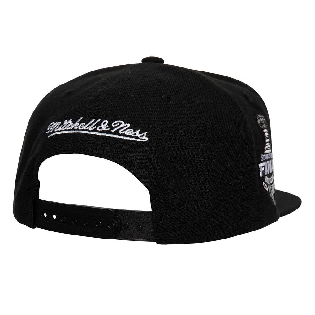 Boston Bruins Mitchell & Ness Core Top Spot Snapback Hat - Black