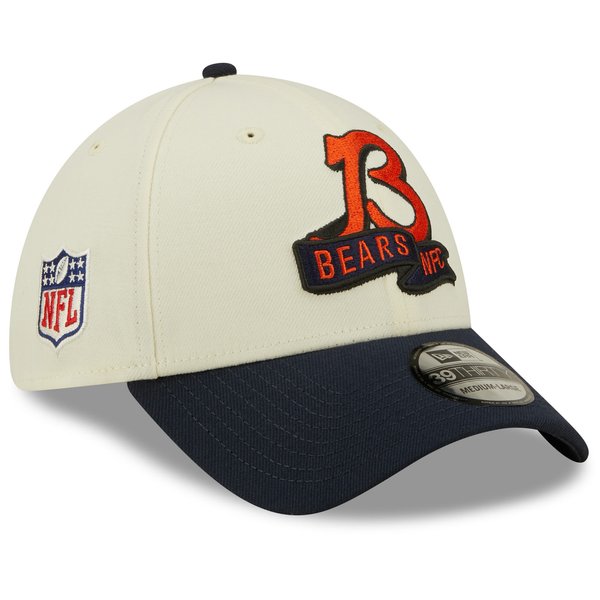 New Era 39Thirty – Casquette NFL Sideline 2022 Tampa Bay Buccaneers – Édition Chrome White – Polyester Respirant, Stretch, Bandeau Anti-humidité