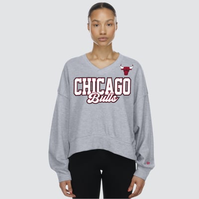 Chicago Bulls New Era Women's Oversized Cropped V-Neck Fleece Sweatshirt - Gray