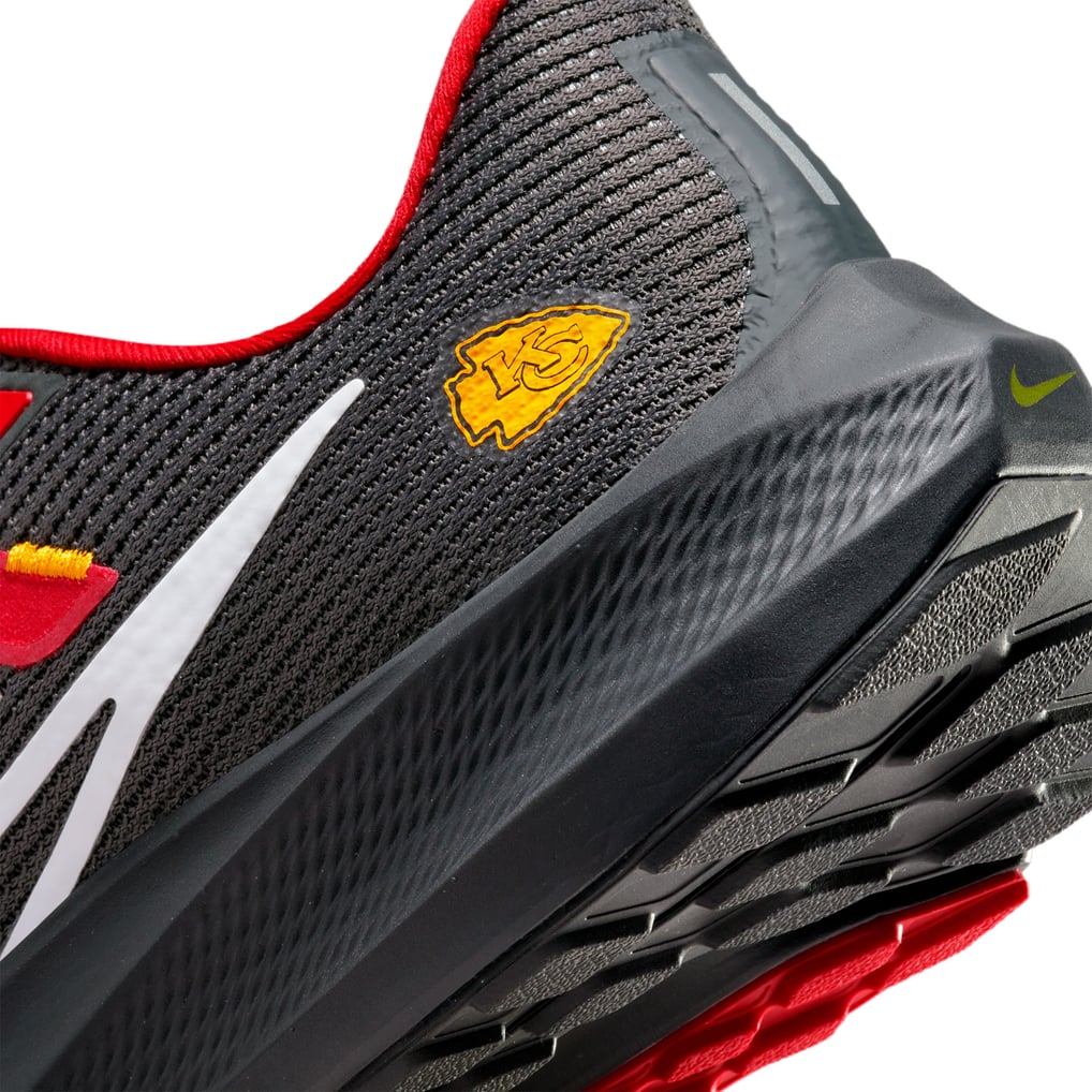 Unisex Nike Anthracite Kansas City Chiefs Zoom Pegasus 40  display picture 1