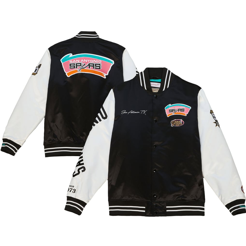 Produktbild von Mitchell & Ness NCAA Team Origins Varsity Satin Jacket – Georgetown University – Schwarz, Original Lizenziert, 100% Satin-Polyester, Mit Gesticktem Logo, Rippbündchen, Taschen – Retro College-Style
