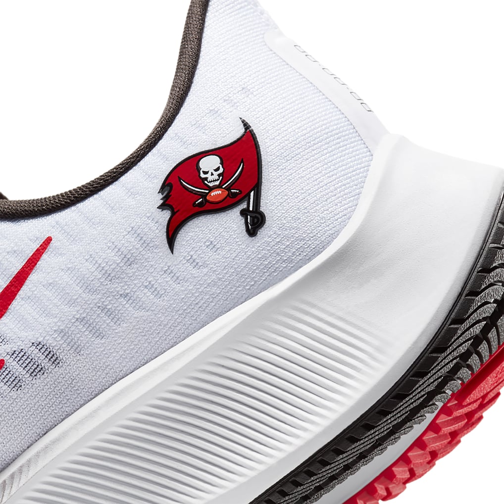 Unisex Nike White Tampa Bay Buccaneers Zoom Pegasus 37  display picture 1